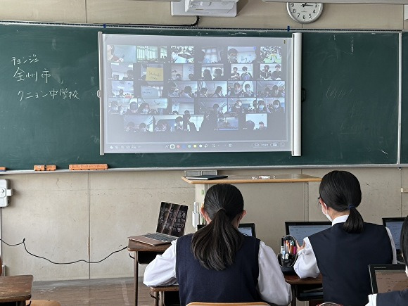 전주근영중학교 학생들이 일본 학교와 온라인 교류수업을 하고 있다. [사진=전북교육청 ]