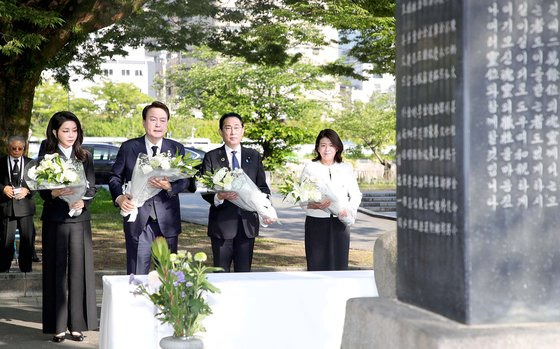 윤석열 대통령과 부인 김건희 여사, 기시다 후미오 일본 총리와 부인 기시다 유코 여사가 지난달 21일 일본 히로시마 평화기념공원 내 한국인 원폭희생자위령비를 찾아 헌화하고 있다. [뉴시스]