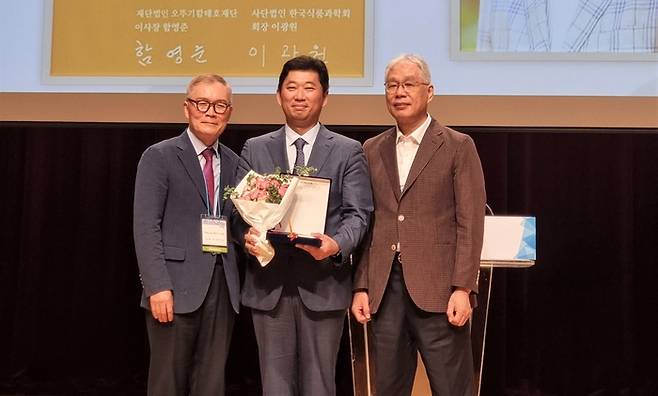 이광원 한국식품과학회 회장, 신한승 동국대 교수, 박기문 오뚜기함태호재단 이사(왼쪽부터)가 지난 29일 제주 국제컨벤션센터에서 열린 제27회 오뚜기 함태호 학술상 시상식에서 기념촬영을 하고 있다. 오뚜기 제공