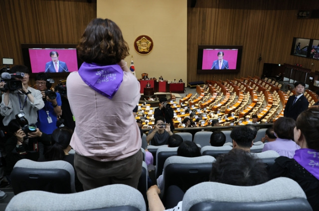 30일 오후 국회 본회의장을 찾은 이태원참사 유가족들이 특별법 패스트트랙(신속처리안건) 지정동의의 건 찬반 토론을 지켜보고 있다. 연합뉴스.