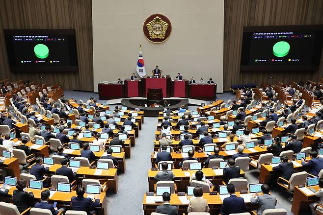 30일 오후 국회 본회의에서 ‘출생통보제’ 도입을 등을 위한 ‘가족관계 등록 등에 관한 법률 개정안’이 통과되고 있다. [사진 = 연합뉴스]