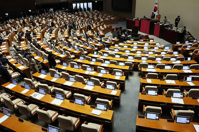 30일 오후 국회에서 열린 본회의에서 ‘노란봉투법’(노동조합 및 노동관계조정법 개정안) 부의의 건이 여당인 국민의힘 의원들의 퇴장 속에 표결 처리되고 있다. [사진 = 연합뉴스]