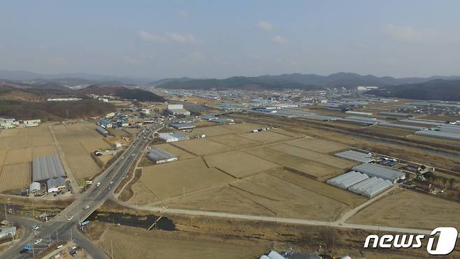 (용인=뉴스1) 김영운 기자 = 정부가 15일 경기도 용인시 처인구 남사읍 710만㎡ 일대를 국가산업단지로 지정하고 민간 투자를 바탕으로 한 세계 최대 규모 ‘첨단 시스템반도체 클러스터’를 조성하겠다고 밝혔다.  사진은 이날 대규모 시스템 반도체 국가산업단지로 지정된 경기 용인시 처인구 남사읍 일대. 2023.3.15/뉴스1  Copyright (C) 뉴스1. All rights reserved. 무단 전재 및 재배포 금지.