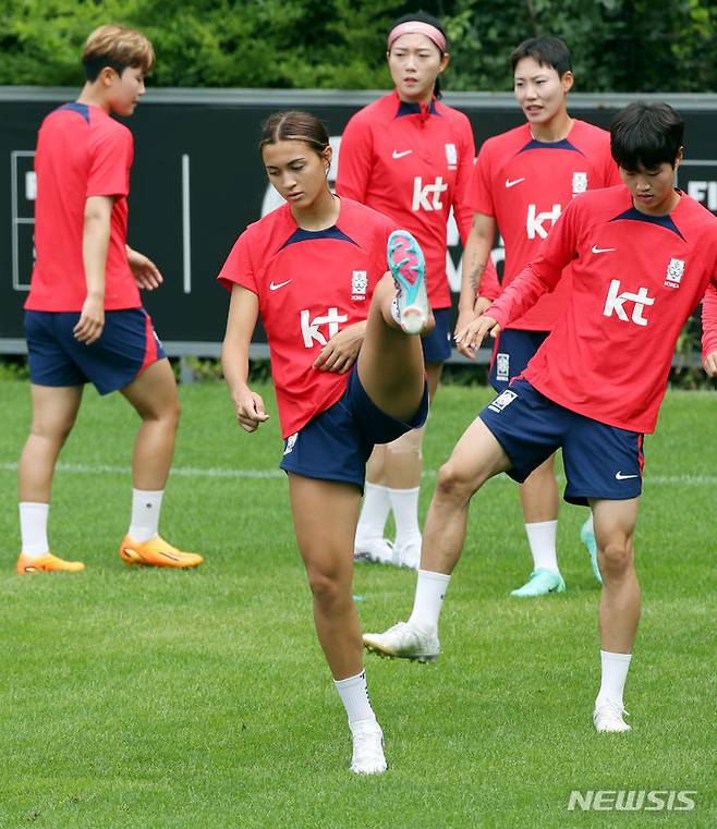 [파주=뉴시스] 김진아 기자 = 대한민국 여자축구 국가대표팀 케이시 유진 페어가 30일 오전 경기 파주 국가대표트레이팅센터(NFC)에서 훈련을 하고 있다. 2023.06.30. bluesoda@newsis.com