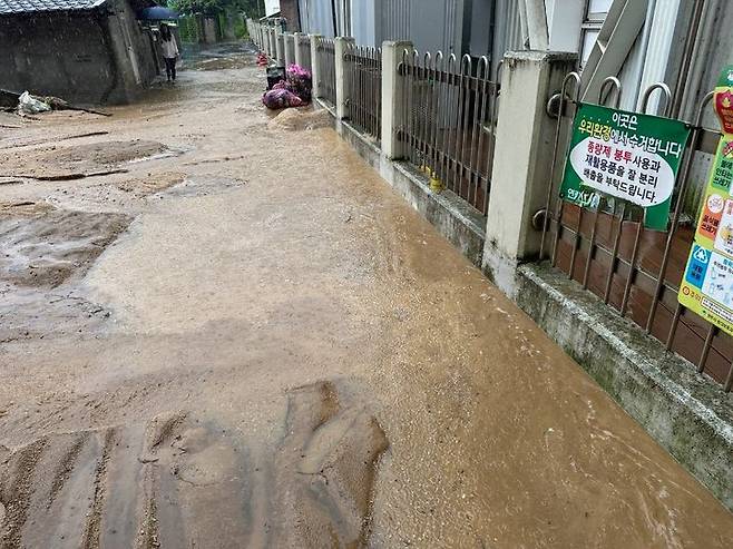 [영주=뉴시스] 30일 오전 9시27분께 경북 영주시 영주동의 한 학교가 폭우로 인한 하수구 역류로 침수됐다. (사진=경북소방본부 제공) 2023.06.30. photo@newsis.com  *재판매 및 DB 금지