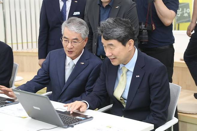 이주호(오른쪽) 사회부총리 겸 교육부 장관이 30일 경남 창원시 성산구 상남초등학교를 찾아 경남교육청이 만든 인공지능(AI) 학습 플랫폼 '아이톡톡' 수업을 참관하면서 프로그램을 살펴보고 있다. 왼쪽은 박종훈 경남교육감. *재판매 및 DB 금지