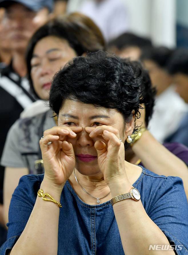 [화순=뉴시스] 김혜인 기자 = 30일 전남 화순군 동면 대한석탄공사 화순광업소에서 폐광 종업식이 열리고 있다. 국내 1호이자 국토 서남권의 유일한 화순탄광은 1905년 문을 연 이후 지역 경제를 견인해왔지만 정부가 만성 적자에 시달리는 한국석탄공사를 정리하는 정책 결정을 내리면서 문을 닫게됐다. 2023.06.30. hyein0342@newsis.com