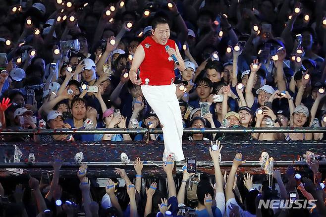 [서울=뉴시스] 최동준 기자 = 가수 싸이가 30일 서울 잠실 올림픽주경기장에서 열린 '싸이 흠뻑쇼 SUMMER SWAG 2023'에서 멋진 무대를 선보이고 있다. 2023.06.30. photocdj@newsis.com