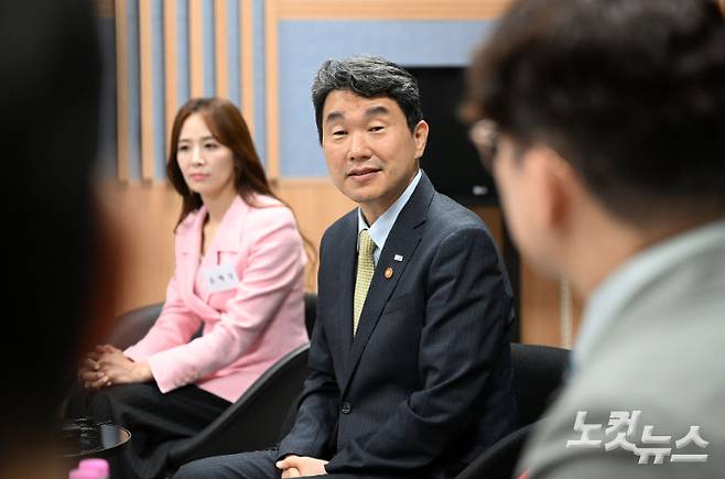 이주호 사회부총리 겸 교육부 장관이 지난 28일 오전 경기 고양시 EBS 본사 이러닝 스튜디오에서 열린 간담회에서 인사말을 하고 있다. 황진환 기자