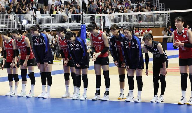 29일 경기도 수원 권선구 서수원칠보체육관에서 열린 2023 국제배구연맹(FIVB) 발리볼네이션스리그(VNL) 한국과 도미니카공화국의 경기. 세트스코어 3-0으로 패한 한국 선수들이 경기가 끝난 후 팬들에게 인사하고 있다. 연합뉴스