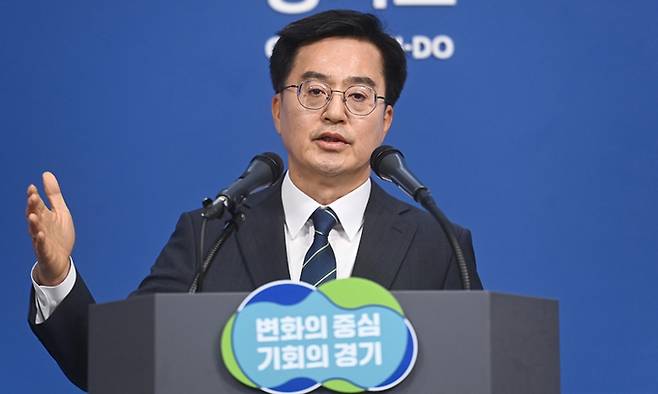 김동연 경기도지사가 30일 경기도 수원시 영통구 경기도청 브리핑룸에서 취임 1주년 기자회견을 하고 있다. 뉴시스