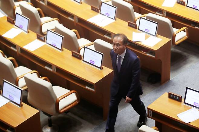 윤재옥 국민의힘 원내대표가 30일 오후 서울 여의도 국회에서 열린 제407회국회(임시회) 제7차 본회의에서 '후쿠시마 오염수 방류 철회 촉구 결의안' 채택을 김진표 국회의장에게 항의 후 본회의장을 나서고 있다. 뉴스1