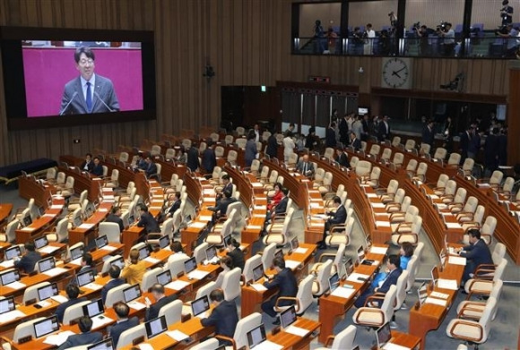 국민의힘 의원들이 30일 오후 여의도 국회에서 열린 본회의에서 ‘노란봉투법’(노동조합 및 노동관계조정법 개정안) 부의 여부 마지막 토론에 퇴장하고 있다. 2023.6.30 뉴스1