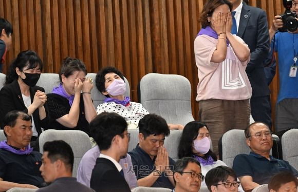 이태원참사 유가족협의회가 30일 오후 서울 여의도 국회에서 열린 제407회국회(임시회) 7차 본회의에를 방청하고 있다. 2023.06.30안주영 전문기자