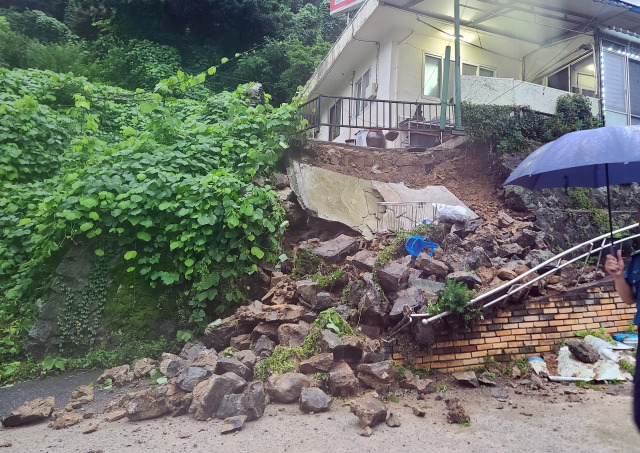 30일 오전 광주 동구 지산동 한 식당 담장이 무너져 내려있다. 당국은 많은 비로 인한 사고로 보고 안전 조치 중이다. 연합뉴스