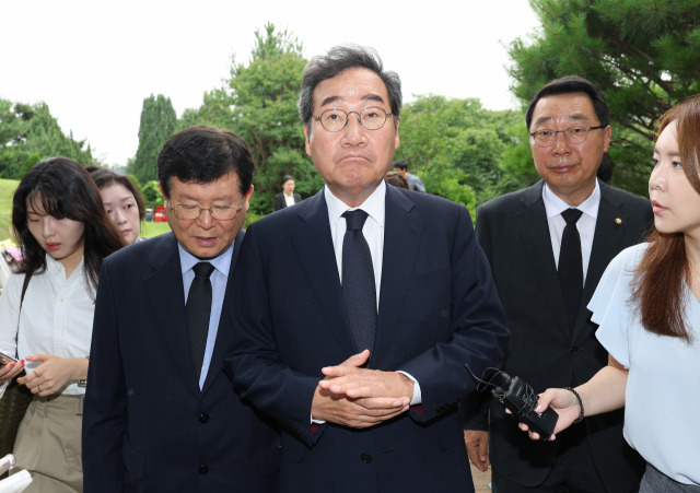 이낙연 전 더불어민주당 대표가 28일 오전 국립서울현충원에서 김대중 전 대통령 묘소를 찾아 참배한 뒤 취재진의 질문을 받고 있다. 연합뉴스