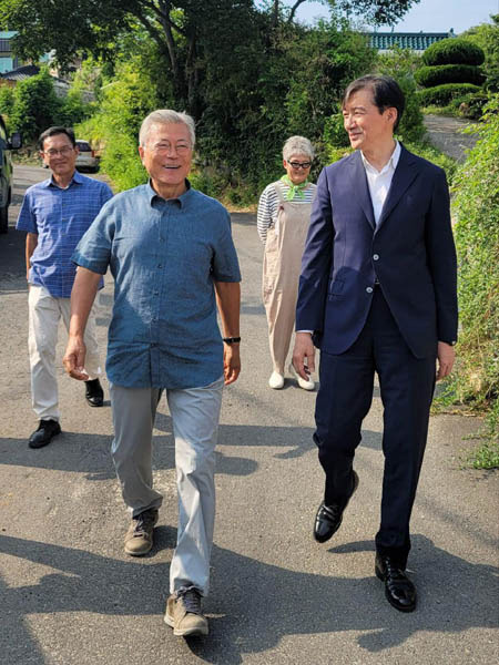 조국 전 법무부 장관(오른쪽)이 경남 양산시 하북면 평산마을을 찾아 문재인 전 대통령과 만났다. 조 전 장관은 지난 6월 10일 밤 페이스북에 글을 올려 이날 낮에 문 전 대통령과 만난 사실을 공개했다. / 조국 전 장관 페이스북 갈무리