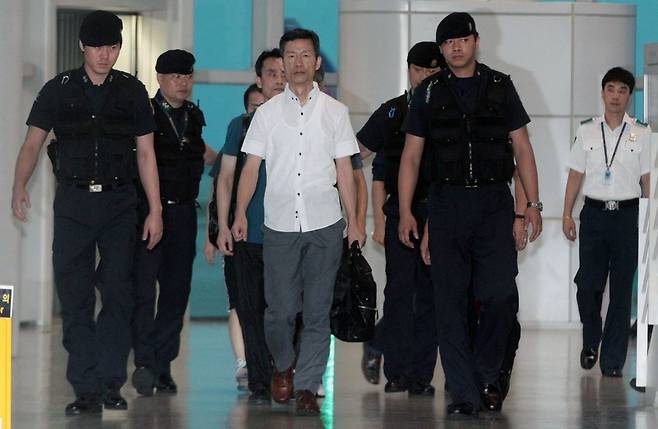 2012년 7월 중국에 구금당했다가 인천국제공항을 통해 귀국하는 북한 인권운동가 김영환 [연합뉴스 자료사진]