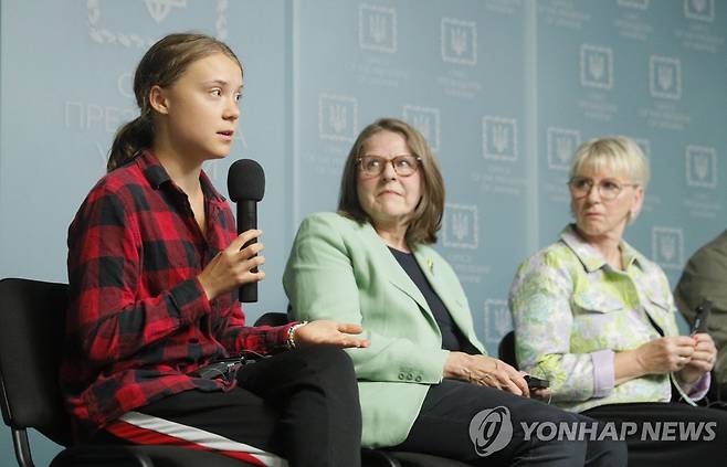 젤렌스키 만난 툰베리 "러시아군, 고의적으로 환경 파괴" [EPA=연합뉴스. 재판매 및 DB 금지]