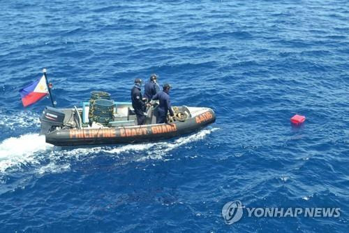 작년 5월 화물선과 충돌한 어선의 승선원 구조작업에 나선 필리핀 해안경비대 [AFP=연합뉴스 자료사진. 재판매 및 DB 금지]