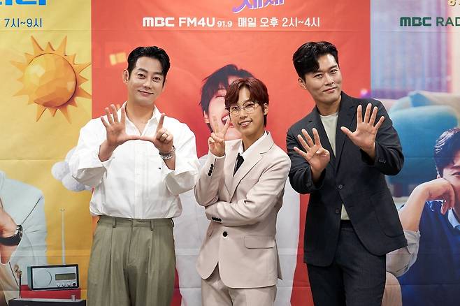 MBC 라디오 새 DJ들 왼쪽부터 가수 테이, 방송인 재재(본명 이은재), 방송인 김일중. [MBC 제공. 재판매 및 DB 금지]