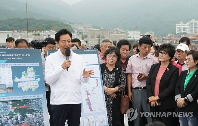 북한산고도지구 재정비 현장 방문한 오세훈 서울시장 (서울=연합뉴스) 오세훈 서울시장이 30일 서울 도봉구 덕성여자대학교 차미리사기념관에서 북한산고도지구 현황 및 재정비 관련 질의응답을 하고 있다. 2023.6.30 [서울시 제공. 재판매 및 DB 금지] photo@yna.co.kr