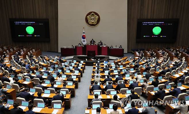 자본시장법 개정안 국회 본회의 통과 (서울=연합뉴스) 이정훈 기자 = 30일 오후 국회 본회의에서 자본시장과 금융투자업에 관한 법률 일부개정법률안이 통과되고 있다. 2023.6.30 uwg806@yna.co.kr