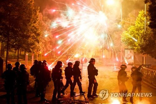 나엘의 사망에 분노한 프랑스 시위대와 이를 막아서는 경찰들 [로이터 연합뉴스 자료사진]