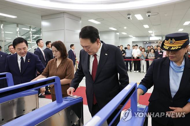 개찰구에 교통카드 찍는 윤석열 대통령 (부천=연합뉴스) 진성철 기자 = 윤석열 대통령이 30일 경기 부천 원종역에서 서해선 대곡-소사 복선전철 시승에 앞서 개찰구에 교통카드를 찍고 있다. 2023.6.30 [대통령실 제공. 재판매 및 DB 금지] zjin@yna.co.kr