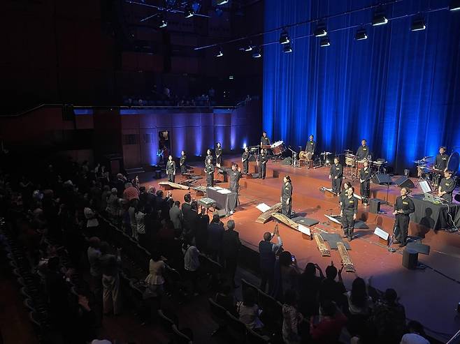 무대인사하는 경기시나위오케스트라에 기립박수 치는 관객들 (프랑크푸르트=연합뉴스) 이율 특파원 = 한독 수교 140주년을 기념해 독일 프랑크푸르트의 가장 유서깊은 오페라극장 알테오퍼에서 29일 열린 경기시나위오케스트라의 국악 공연 끝에 관객들이 기립박수를 치고 있다. 2023.6.29