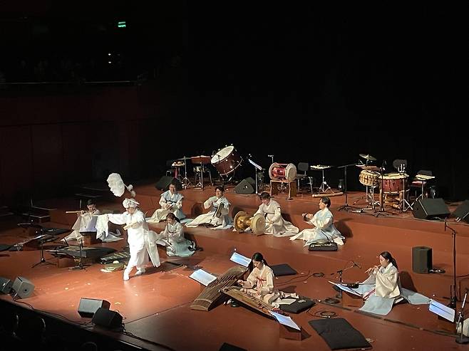 경기시나위 오케스트라가 선보인 시나위 (프랑크푸르트=연합뉴스) 이율 특파원 =  한독 수교 140주년을 기념해 독일 프랑크푸르트의 가장 유서깊은 오페라극장 알테오퍼에서 29일(현지시간) 경기시나위오케스트라가 국악 공연을 하고 있다. 2023.6.29