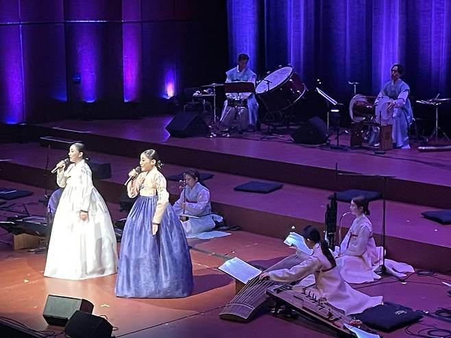 소리꾼 하지아와 김민지의 이별가와 오봉산타령 등  한국민요 (프랑크푸르트=연합뉴스) 이율 특파원 =  한독 수교 140주년을 기념해 독일 프랑크푸르트의 가장 유서깊은 오페라극장 알테오퍼에서 29일(현지시간) 경기시나위오케스트라가 국악 공연을 하고 있다. 2023.6.29