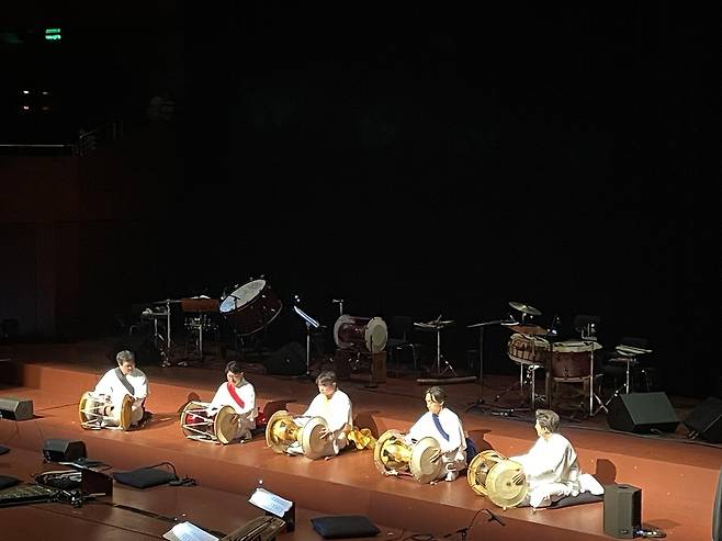 장구합주 궁궁락타 (프랑크푸르트=연합뉴스) 이율 특파원 =  한독 수교 140주년을 기념해 독일 프랑크푸르트의 가장 유서깊은 오페라극장 알테오퍼에서 29일(현지시간) 경기시나위오케스트라가 국악 공연을 하고 있다. 2023.6.29