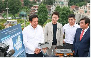 오언석 도봉구청장과 오세훈 서울시장이 30일 서울 도봉구 덕성여대 차미리사기념관 옥탑에서 열린 북한산 주변 고도지구 현황 및 재정비 확인 현장에서 발언하고 있다.