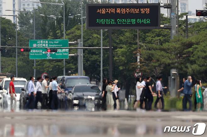 서울 지역 낮 최고기온이 35를 넘어 폭염주의보가 발령된 19일 오후 서울 영등포구 여의도 여의대로 일대 뜨겁게 달궈진 아스팔트 위로 아지랑이가 피어오르고 있다. 2023.6.19/뉴스1 ⓒ News1 민경석 기자