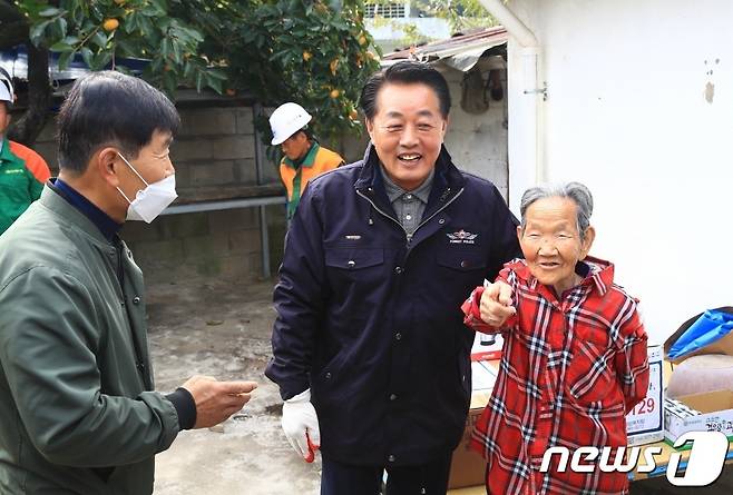 이상철 전남 곡성군수(사진 가운데)가 최근 관내 어르신 가구 등 취약계층을 방문해 봉사활동을 전개하고 있다.(곡성군 제공)2023.6.30/뉴스1