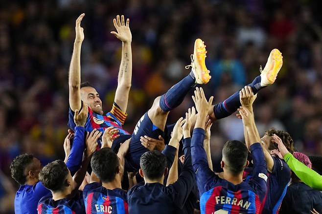 epaselect epa10661039 FC Barcelona´s Sergio Busquets (top) is thrown by his teammates during a farewell ceremony after his last home match with FC Barcelona following the Spanish LaLiga soccer match between FC Barcelona and RCD Mallorca, in Barcelona, Spain, 28 May 2023,  EPA/Alberto Estevez