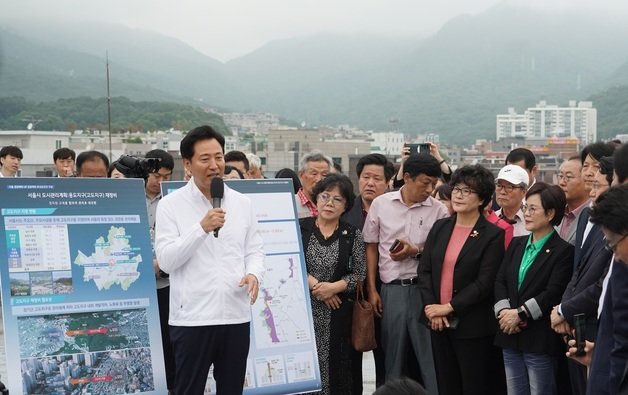 오세훈 서울시장 6월 30일 오전 서울 도봉구 덕성여대 차미리사기념관 현장을 방문해 ‘서울 고도지구 규제 완화’에 대해 설명하고 있다. 서울시 제공