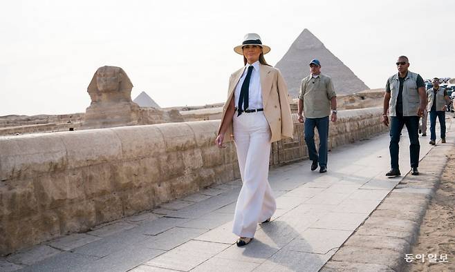 2018년 아프리카 방문 때 이집트 피라미드를 둘러본 멜라니아 트럼프 여사. 백악관 홈페이지
