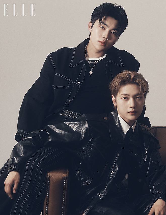 건욱이 입은 트러커 재킷과 팬츠는 모두 Neu_in. 레이어드한 네크리스는 모두 Vokchoi. 슬리브리스 톱은 스타일리스트 소장품. 매튜가 입은 라이더 재킷과 레더 팬츠는 모두 Ul:kin. 이어링은 Vokchoi. 화이트 셔츠와 타이는 모두 스타일리스트 소장품.