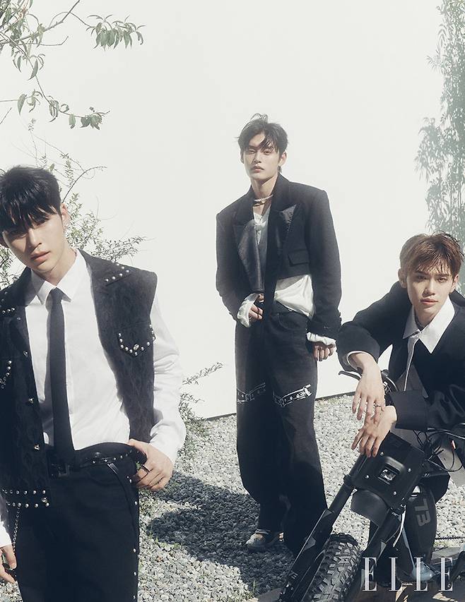 한빈이 입은 스터드 베스트와 팬츠는 모두 Wesken. 화이트 셔츠와 타이, 벨트는 모두 스타일리스트 소장품. 지웅이 입은 크롭트 재킷과 화이트 톱은 모두 De_caffeine Homme. 데님 팬츠는 We11done. 네크리스와 이어링은 모두 Vokchoi. 링은 Portrait Report. 스니커즈는 Golden Goose. 태래가 입은 블랙 재킷과 셔츠, 팬츠는 모두 Neu_in. 네크리스는 Vokchoi. 바이크는 Super 73.