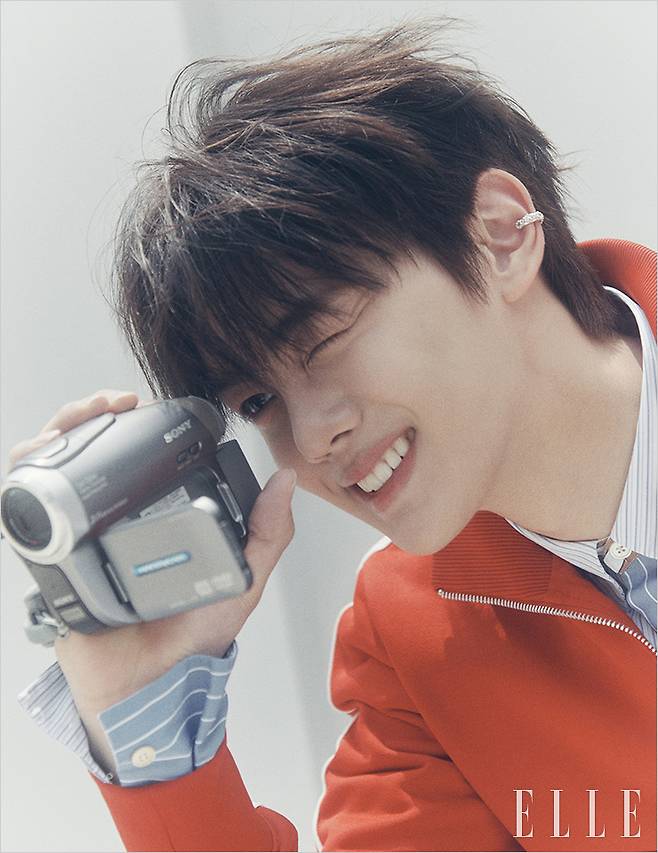 스웨트셔츠는 Ami. 스트라이프 셔츠는 Paul Smith. 이어 커프는 Vokchoi.