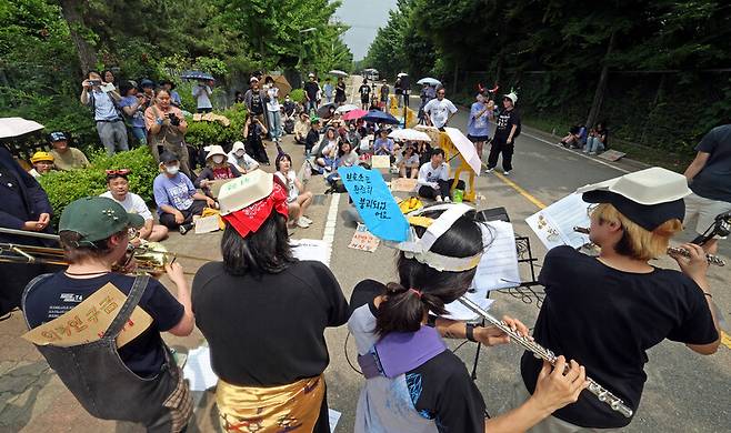 지난 6월 23일 화성 외국인보호소 앞에서 열린 ‘버스 타고 찾아가는 외국인보호소 폐지 문화제’에 참가한 이들이 공연을 하는 모습. 이정용 선임기자