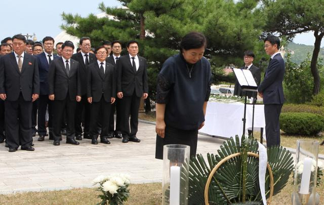 현정은 현대그룹 회장과 이영하 현대아산 사장 등 임직원들이 2018년 8월 3일 금강산 현지에서 맹경일 아태 부위원장 등 북측 관계자 20여명과 함께 고 정몽헌 회장 15주기 추모식을 하고 있다. 현대그룹 제공·연합뉴스