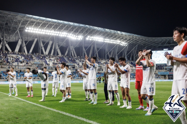 경기 후 관중들에게 인사하고 있는 수원 삼성 선수들. 사진=프로축구연맹