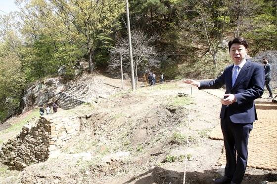 우범기 전주시장이 지난 4월12일 후백제 유적이 남아 있는 전주 동고산성에서 본인 핵심 공약인 '왕의 궁원' 프로젝트에 대해 설명하고 있다. [사진 전주시]