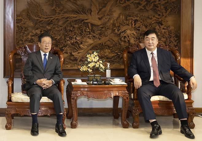 이재명 더불어민주당 대표가 지난 6월 8일 서울 성북구 중국대사관저에서 싱하이밍 주한 중국대사를 예방했다. /국회사진기자단