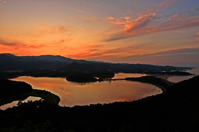 Panoramic view of Hwajinpo Lake and Hwajinpo Beach (Goseong County)