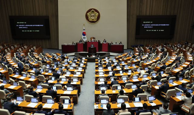 30일 오후 국회 본회의에서 박정 환경노동위원장이 ‘노란봉투법’(노동조합 및 노동관계조정법 개정안) 부의 요구 이유를 설명하고 있다. 연합뉴스