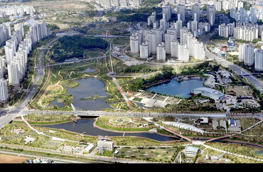 서울과 파주를 잇는 13km 생태하천 24곳을 묶어  문화와 여가, 시민을 한곳에 담는 거대한 생태하천 프로젝트를 추진하고 있다. 사진은 운정호수. 파주시 제공